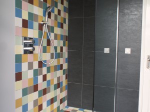 Badkamer gekleurde tegeltjes en eikenhout